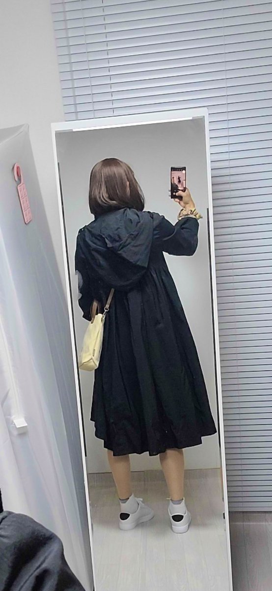 chayoonjoo's tweet photo. 30대에 입었던 20대 룩이엤는데 지금은 소화가 안되네요😂 
요즘은 그냥 편한 옷이 좋아서 바지에 손이 더 많이 가는것 같아요 ^^ https://t.co/CnNT9QbGNF