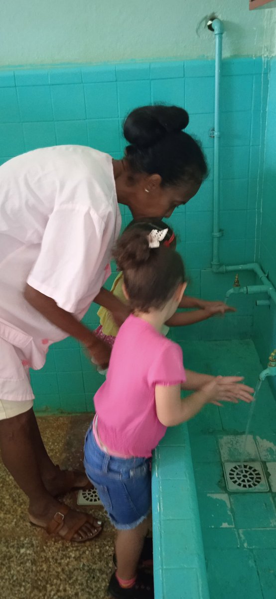 MatildeCar473's tweet photo. Lavarse las manos es la mejor forma de evitar que se propaguen los gérmenes. En nuestro agencia educativa, se realiza diariamente a los infantes.@DiazCanelB @barreto_nt @CubaMined @GladysArtemisa @yarobyalvarez @RicardoArtemisa @saskiaromero https://t.co/sZeZa6ke9H