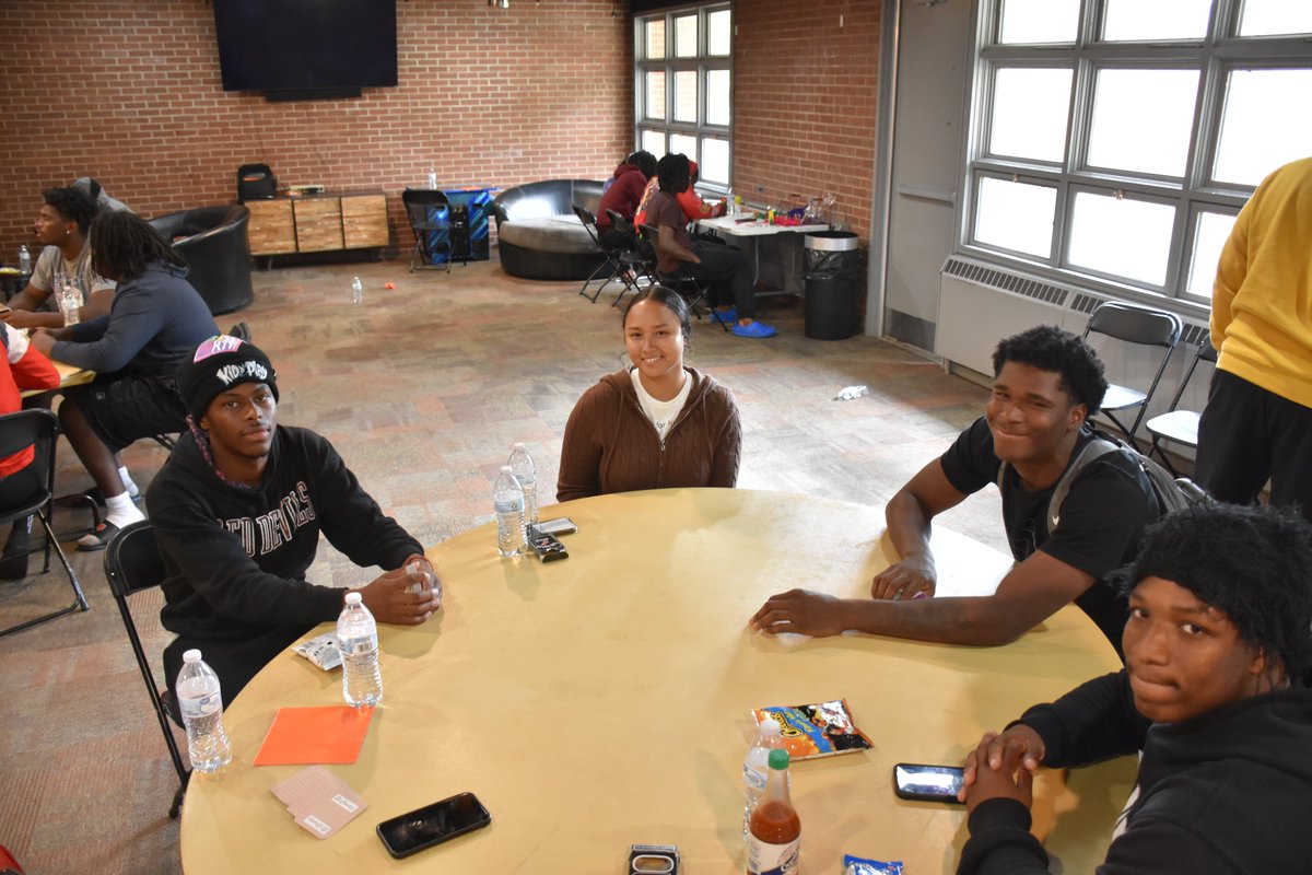 EurekaCollege's tweet image. We had an amazing turnout at First-Gen Friday with 62 students joining the fun! 🎉 Big thanks to those who helped with planning and setup—you make these events unforgettable! 💫 #FirstGenFriday #StudentSuccess