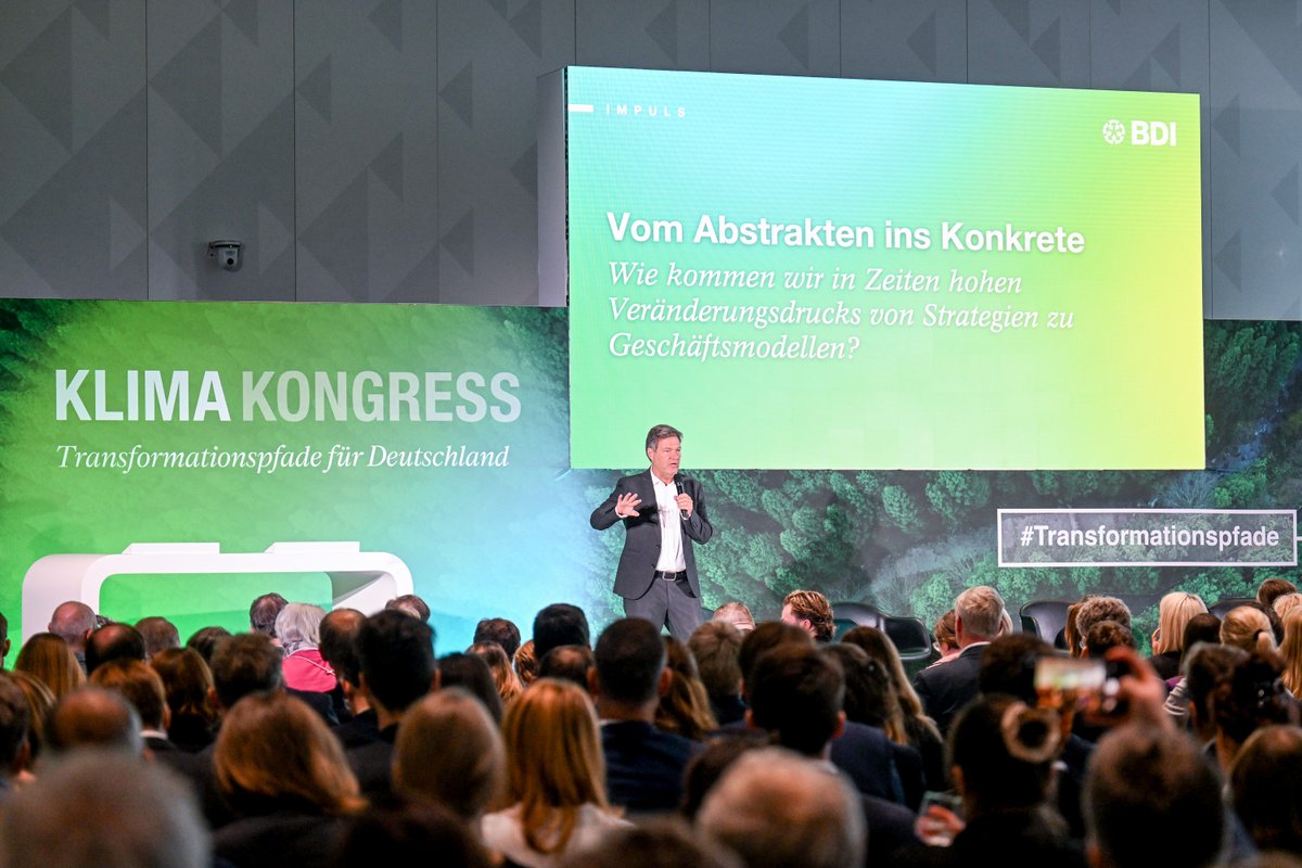 Der_BDI's tweet photo. That's it! 🎊 Der 7. #Klimakongress geht zu Ende. Die Arbeit aber hat erst begonnen. Von Energiepreise senken, Genehmigungen beschleunigen, Infrastruktur ausbauen bis hin zu Investitionen freisetzen.

Wer entfesselt gemeinsam mit uns die 🌱 #Transformation? #Transformationspfade