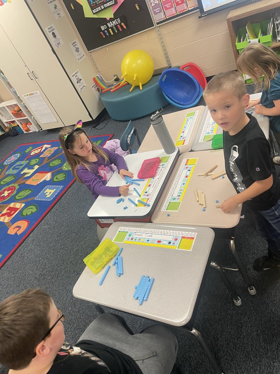 MrsSwallowsRoom's tweet photo. We LOVE using base ten blocks to learn about tens and ones!! #firstgrade #mcscbears https://t.co/7EilbSfxuZ
