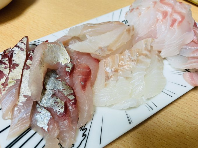 本日の晩ご飯は伊豆大島で釣ってきたロウニンアジ・ホウセキキントキ・イシガキダイのお刺身!!ロウニンアジは思ったよりアジだけど脂はそこまでかな?って感じ 普通においしいぐらい
ホウセキキントキは美味い!脂乗ってるし身も甘くて柔らかい!
そしてイシガキダイは…言うまでもなく絶品!!!! 