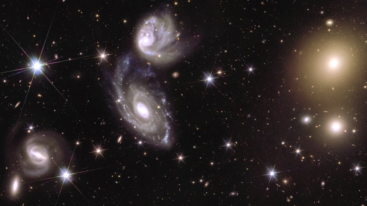 ✨ La missione <a href="/ESA_Euclid/">ESA's Euclid mission</a> svela le prime pagine del suo atlante cosmico: 132 gradi quadrati, 208 gigapixel e decine di milioni di stelle e galassie da esplorare 🤩 Ma è solo l'un percento della grande mappa 3D per scoprire i misteri dell'universo oscuro
👉media.inaf.it/2024/10/15/ecc…