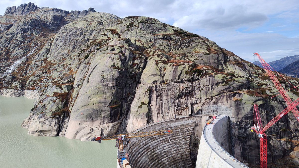 PascalHeyman's tweet image. Informative meeting with #KWO CEO Daniel Fischlin and visit to the impressive hydro power stations on the #Grimsel pass totalling 1370 Megawatt. With 160 km tunnels and 195 mio cubic meter water in the reservoirs, the region is 🇨🇭 most important water resource. #Grimselstrom