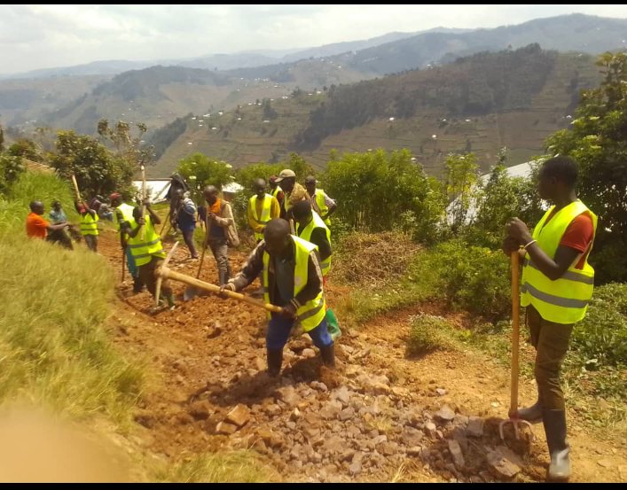 Urubyiruko imbaraga z' igihugu zubaka kandi vuba 💪✊ 
None urubyiruko rw’abakorerabushake  ba <a href="/KamubugaSector1/">KAMUBUGA SECTOR OFFICIAL</a>  bakoze igikorwa cyo kwagura umuhanda  wangaritse ugana kuri EP Rungu ho mukagari ka Rukore , mu kwezi kwahariwe ibikorwa by’ubukorerabushake