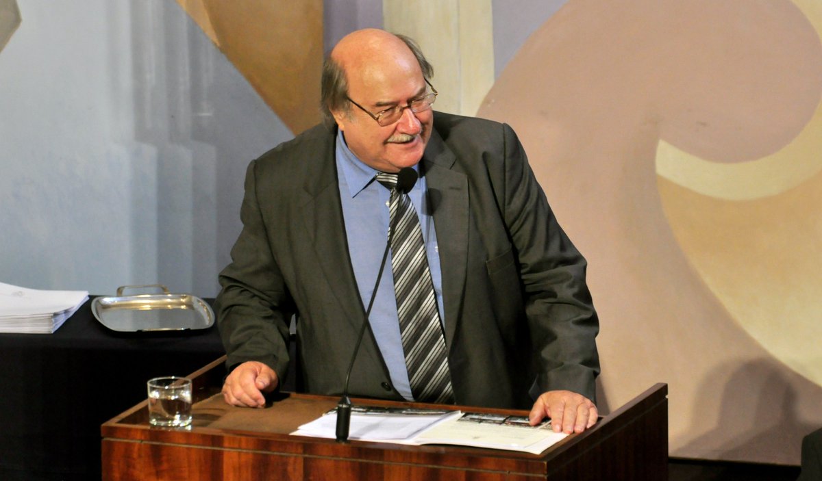 U. de Chile despide al escritor Antonio Skármeta, egresado y formador de generaciones en la Casa de Bello, divulgador de arte y de la lectura, que está siendo velado hasta las 17:30hrs. de hoy en la Sala Antonio Varas del <a href="/tnchtnch/">Teatro Nacional Chileno</a> (Morandé 25, Santiago) uchile.cl/u221321