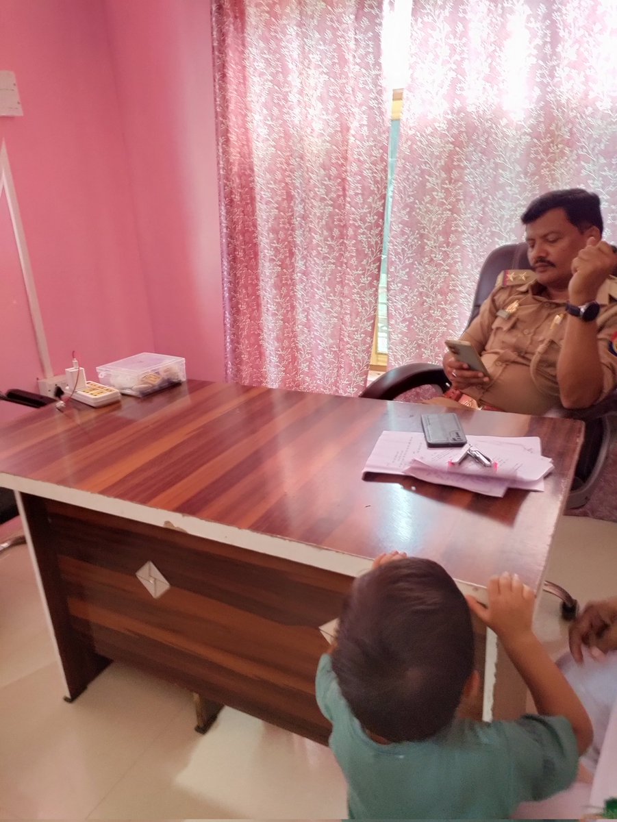 <a href="/CMOfficeUP/">CM Office, GoUP</a>
<a href="/myogiadityanath/">Yogi Adityanath</a>
<a href="/Uppolice/">UP POLICE</a>
<a href="/dgpup/">DGP UP</a>
<a href="/igrangekanpur/">DIG RANGE KANPUR</a>
<a href="/etawahpolice/">ETAWAH POLICE</a>
महाराज जी क्या आपके शासन में पुलिस अपने चालान का टारगेट पूरा करने के लिए किसी भी सज्जन की गाड़ी का चालन कर देगी वो भी बिना बताए,जब बात की तो दरोगा अरिमर्दन सिंह ने कोई बात नहीं सुनी,कोतवाल जी ने आश्वासन दि