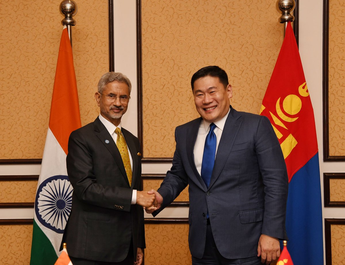 DrSJaishankar's tweet image. Delighted to meet PM @oyunerdenemn of Mongolia on the sidelines of SCO Summit. 

Discussed strengthening our bilateral partnership. 

🇮🇳 🇲🇳