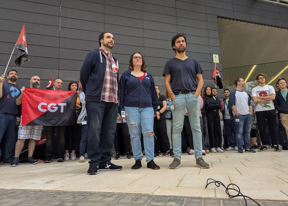 ElSaltoDiario's tweet image. 📱Microsoft plantea un ERE para deslocalizar de Barcelona a India parte del área financiera del Candy Crush. Desde junio los futuros despedidos del departamento de finanzas están formando a sus sustitutos telemáticamente, ya que residen en la India.

Por @GessamiForner…