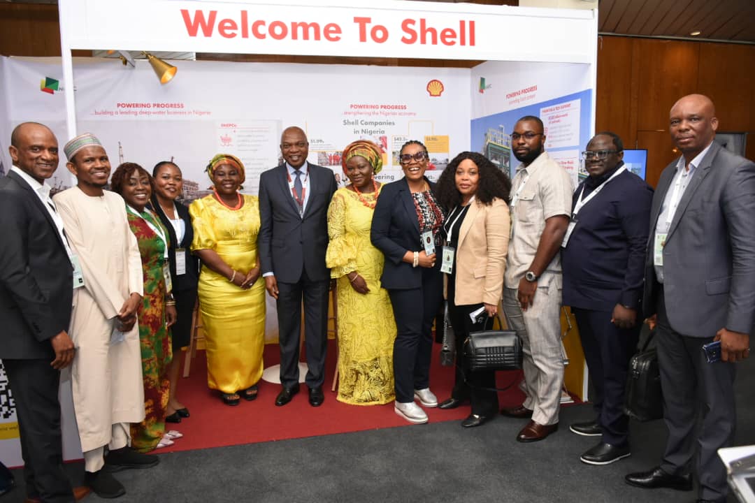 Shell_Nigeria's tweet image. #NES30 

Shell Country Chair, Dr. Osagie Okunbor receiving visitors at the #ShellBooth.

@OfficiaNESG
#PoweringProgress