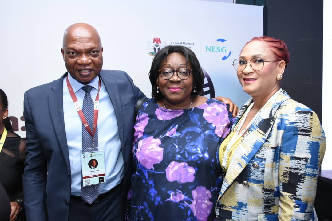 Shell_Nigeria's tweet image. #NES30 

Shell Country Chair, Dr. Osagie Okunbor receiving visitors at the #ShellBooth.

@OfficiaNESG
#PoweringProgress