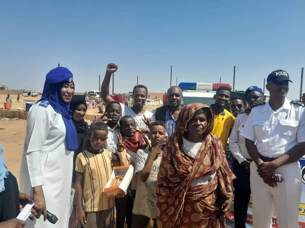 شرطة مرور ولاية نهر النيل  تنظم فعاليات اسبوع التوعية المرورية بمحلية شندي استهدفت سائقي المركبات بالميناء البرى إضافة لموقف المواصلات العام بجانب تقديم محاضرة توعوية  للسائقين لتبصيرهم بضرورة الالتزام بضوابط وقوانين وانظمة المرور