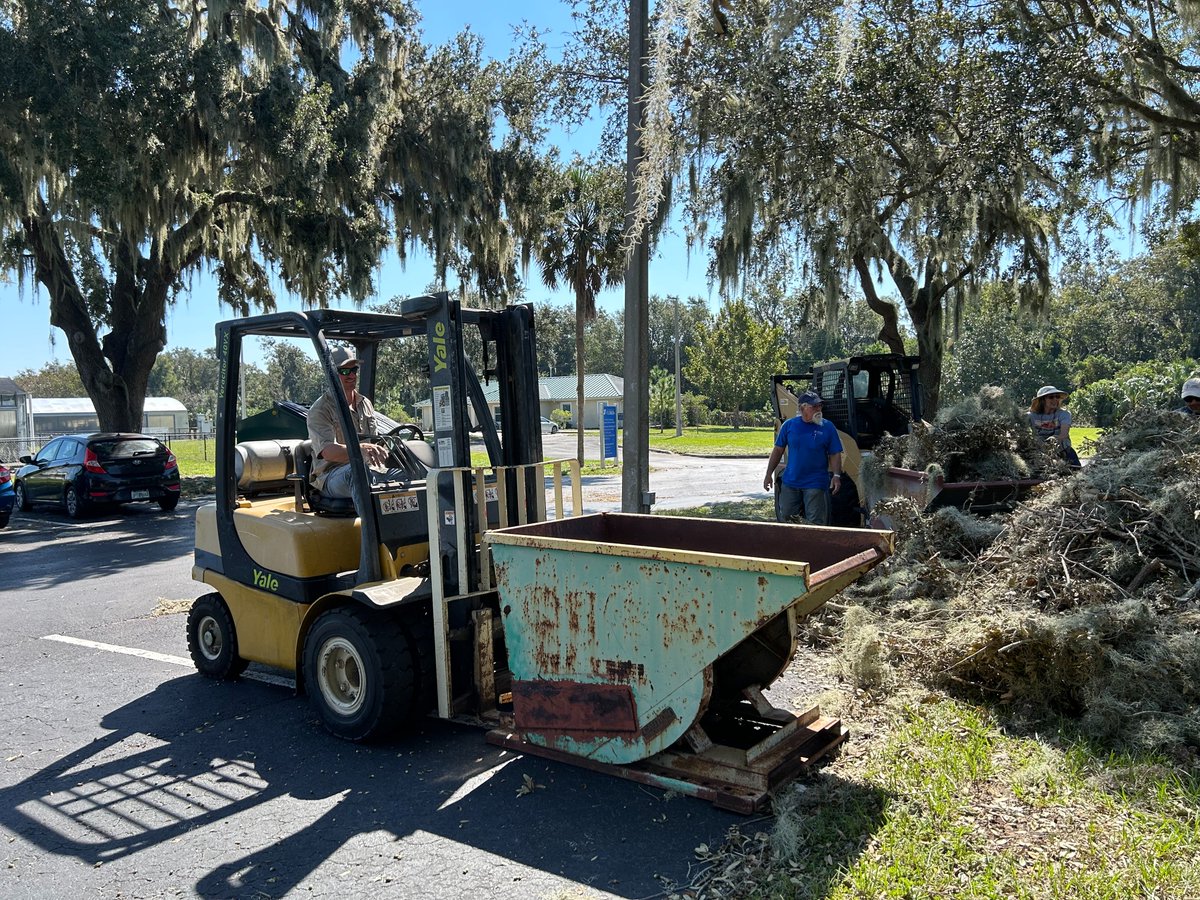 UFMREC's tweet photo. Our team here at MREC was hard at work yesterday cleaning up debris left behind by #HurricaneMilton 💪We’ve made great progress, and we are especially grateful to John and Jack, who started the cleanup efforts early last week to ensure a safe return.
#HurricaneRecovery #TeamIFAS https://t.co/XsDyAGlIq0