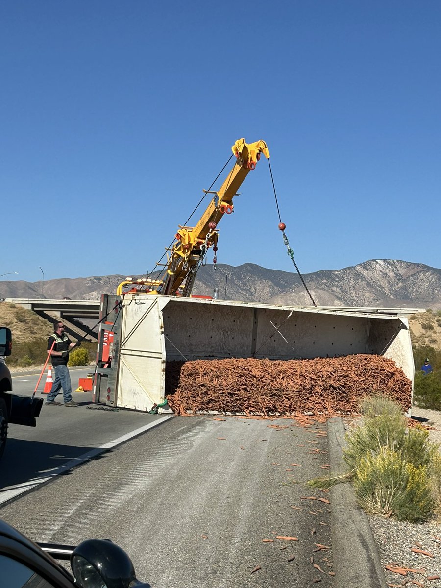 chpmojave's tweet photo. #trafficdelay update - Tow truck is on scene and working to clean up the carrots and clear traffic lanes.  CHP Mojave and  @Caltrans9 personnel remain on scene.  This is westbound on SR-58 at SR-14.  Continue to expect delays. #chpmojave https://t.co/iwu11JgNmF