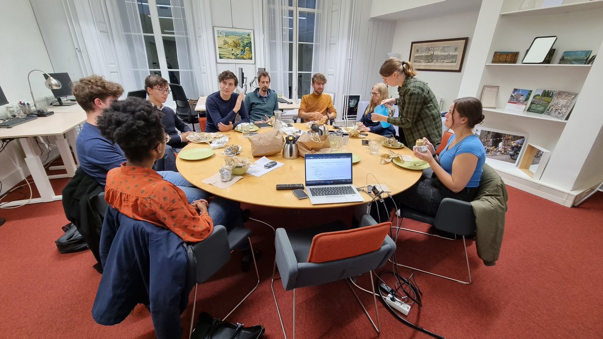 We sluiten de open fractievergadering af met een stukje vergaderen op onze fractiekamer op het Utrechtse stadhuis, onder het genot van een heerlijke falafel-wrap.

#veiligheid #christenunie #utrecht