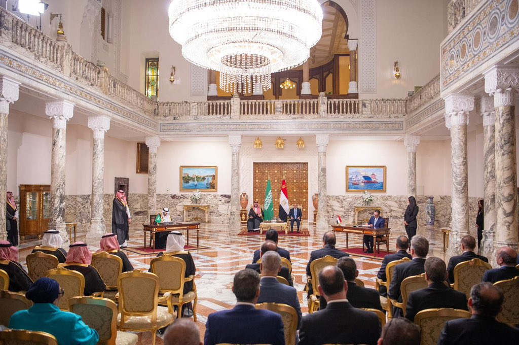 سمو #ولي_العهد والرئيس المصري يشهدان توقيع محضر تشكيل مجلس التنسيق الأعلى السعودي المصري واتفاقية تشجيع وحماية الاستثمارات المتبادلة بين المملكة ومصر.
#ولي_العهد_في_مصر