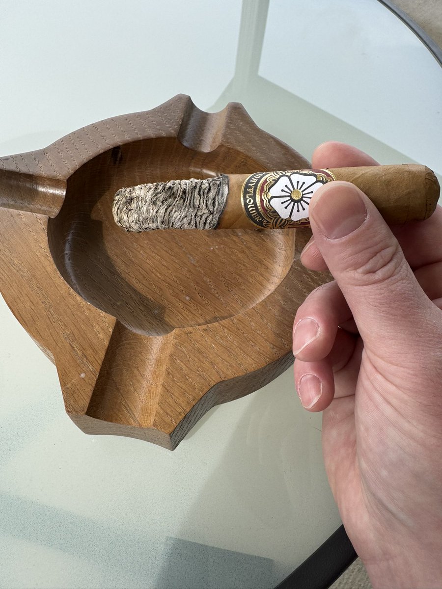 jayrmcniff's tweet photo. @michaeljknowles This morning I enjoyed a Dawn robusto from a box I ordered from the very first batch. This already mild cigar has mellowed nicely in my humidor over the past year. Notes of sweet cream &amp; light-roast coffee with white pepper on the retrohale. The ash is perfect. https://t.co/NwpYnQd38P