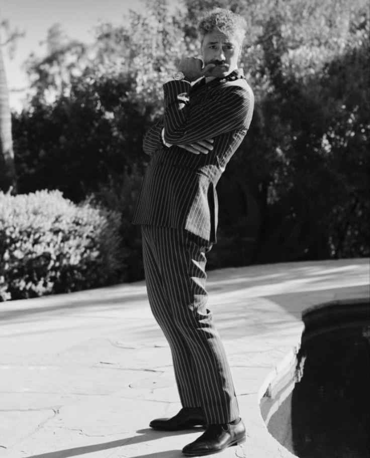 meluliluli's tweet image. He is becoming a parenthesis) #TaikaTuesday