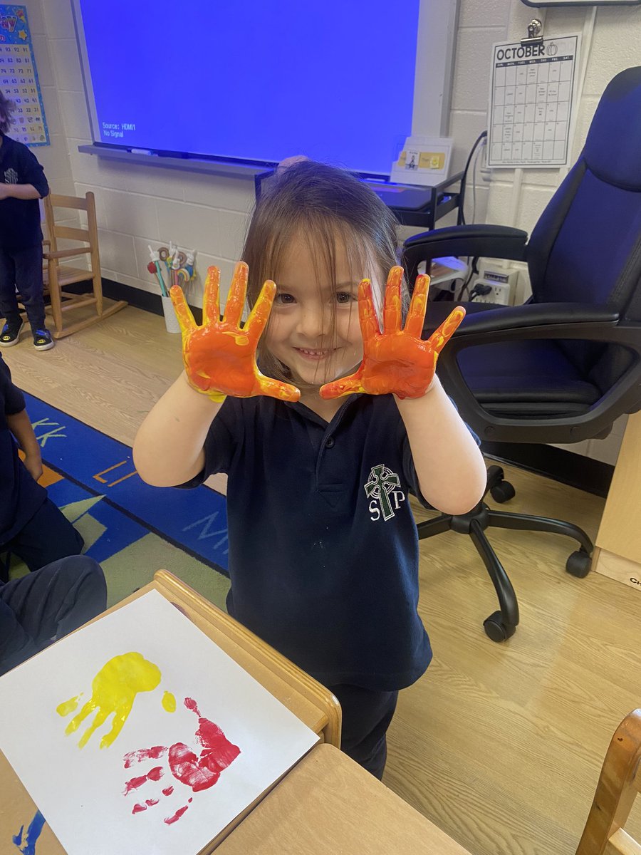 mrs_hantz's tweet photo. The colours are changing outside. So today we tried a special colour changing trick inside. Ask your little one how we made new colours. 🌈 🍂 @mrs_mcnish https://t.co/nOi60w1s91