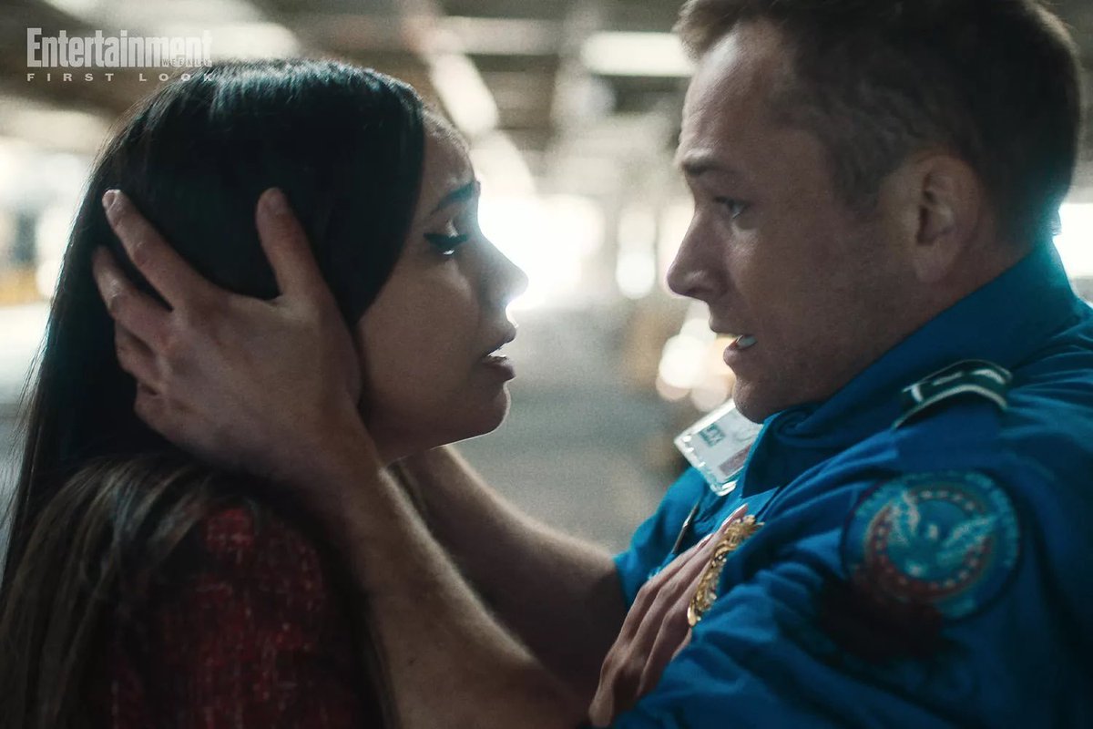 archivecarson's tweet image. sofia carson as nora parisi in carry-on. december 13th only on netflix! ✈️