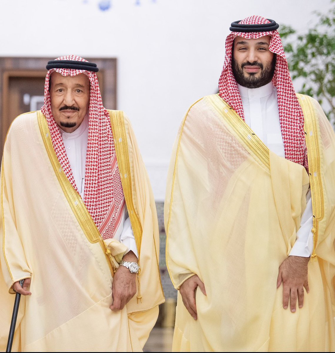 النا اسبوع نراقب الاخبار ونبيح السدود
لين الصحافه بشرونا بالسعاده والأمان

ساق الخيال أللي يقود من الحدود اليا الحدود
امطر على صوت البشاير من عسير اليا عمان

اليا سلم سلمان بن عبدالعزيز بن سعود
سلمت تضاريس الجزيره من صواديف الزمان

ياخادم البيتين لأ قلنا محبتنا تزود
انت المليك