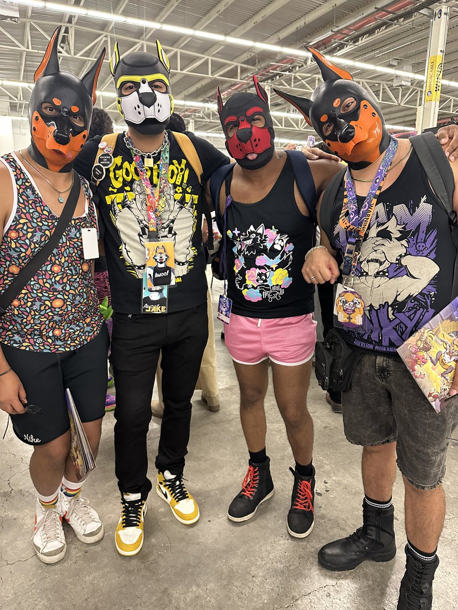 PupYows's tweet photo. Mi primera vez usando mi hood en público ✨ encantado de conocer a otros pups 🦴🐾 #Confuror2024 https://t.co/PHnRqDgxZC