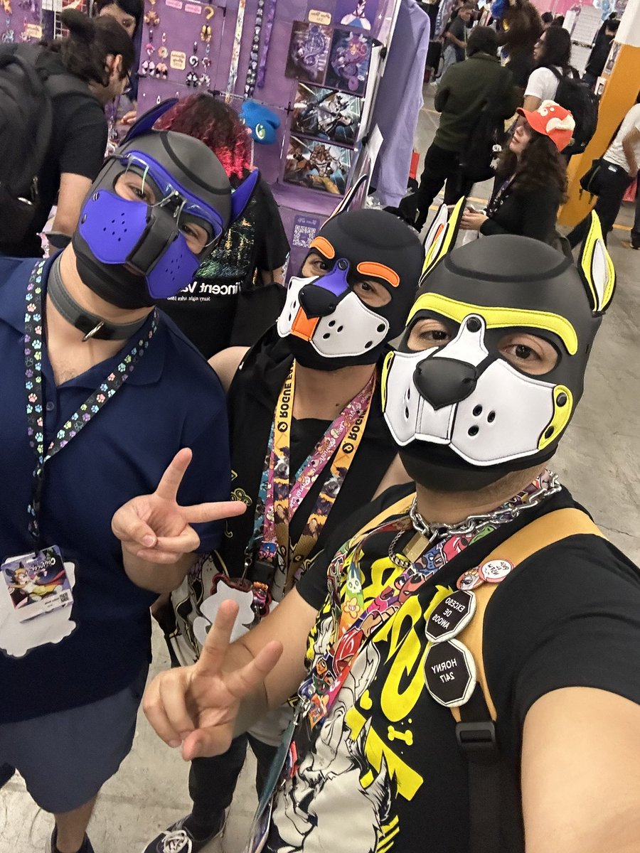 PupYows's tweet photo. Mi primera vez usando mi hood en público ✨ encantado de conocer a otros pups 🦴🐾 #Confuror2024 https://t.co/PHnRqDgxZC