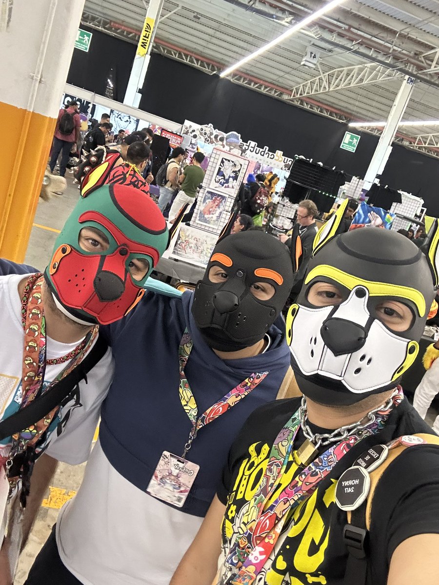 PupYows's tweet photo. Mi primera vez usando mi hood en público ✨ encantado de conocer a otros pups 🦴🐾 #Confuror2024 https://t.co/PHnRqDgxZC