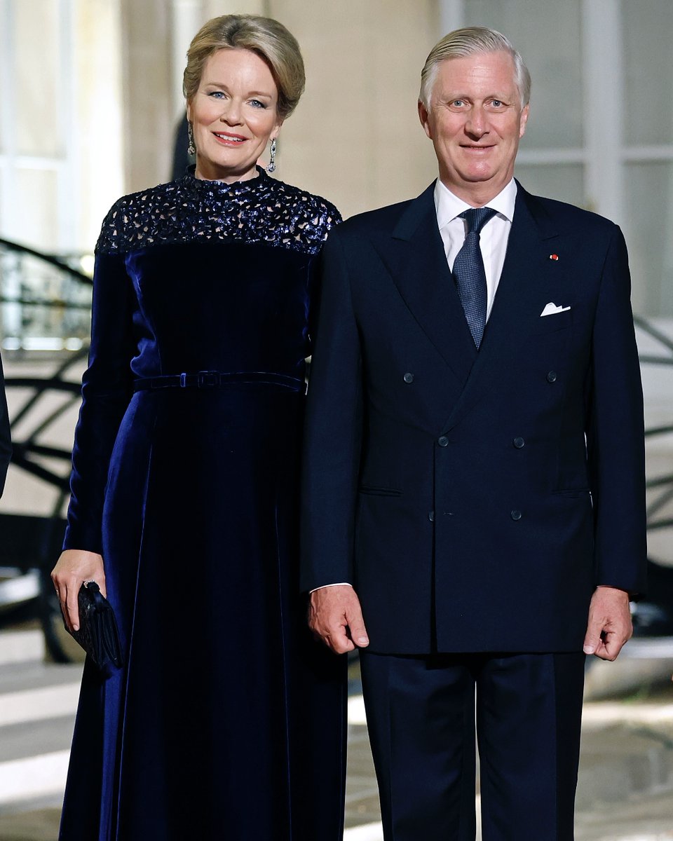 Dior's tweet image. Stately distinctions.
Her Majesty Queen Mathilde of Belgium was resplendent in two #DiorCouture ensembles during her visit to Paris with King Philippe. She wore a midnight blue velvet dress with sequined embroidery, followed by a red wool suit matched with a #LadyDior bag,…