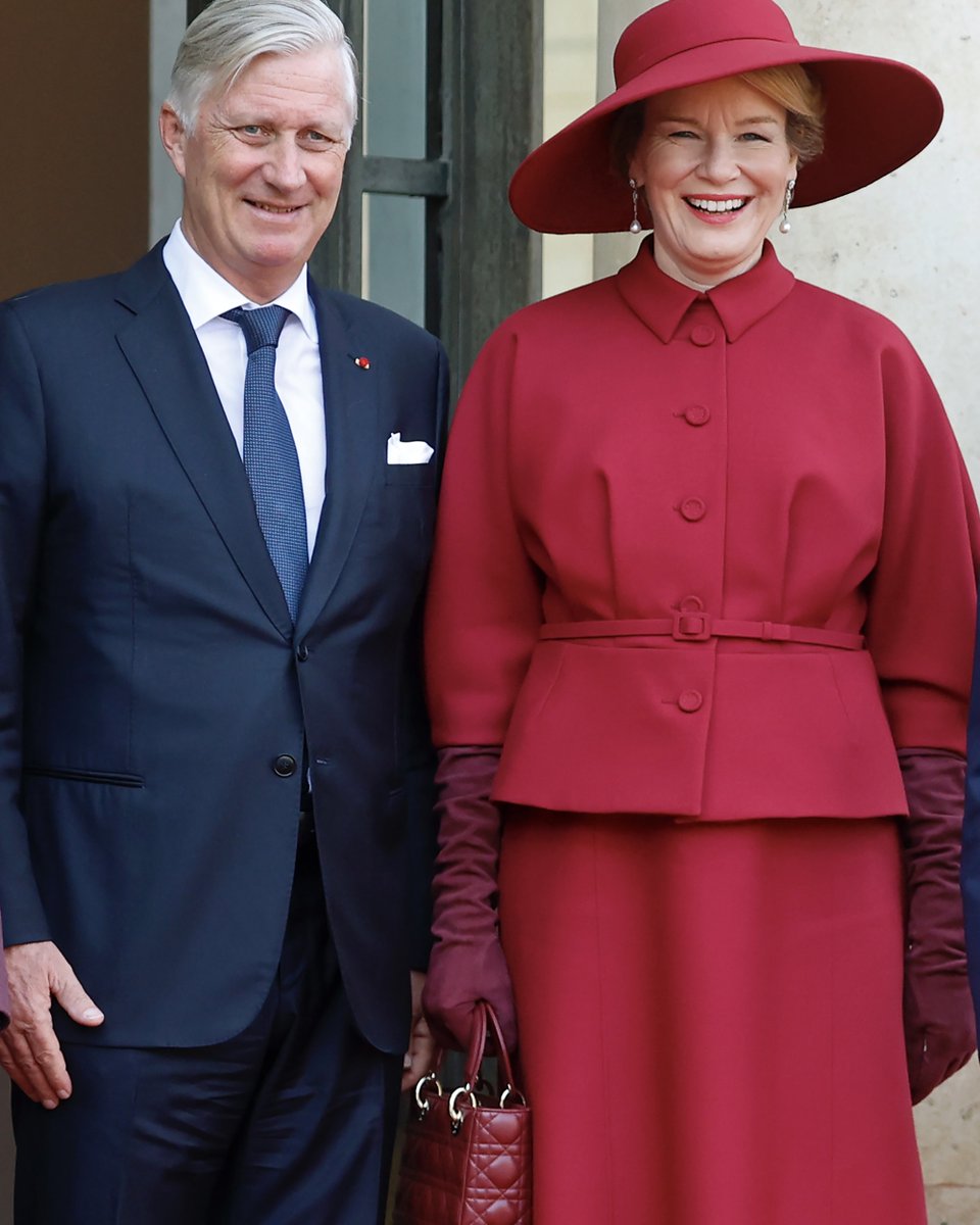 Dior's tweet image. Stately distinctions.
Her Majesty Queen Mathilde of Belgium was resplendent in two #DiorCouture ensembles during her visit to Paris with King Philippe. She wore a midnight blue velvet dress with sequined embroidery, followed by a red wool suit matched with a #LadyDior bag,…