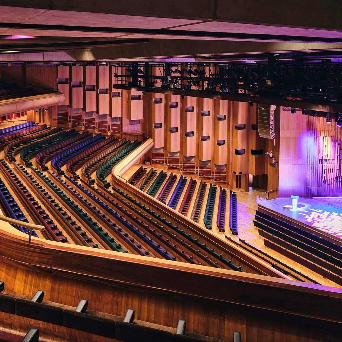 These incredible conference venues are here to perk up your next meeting or large-scale event!

bit.ly/3U94xlG