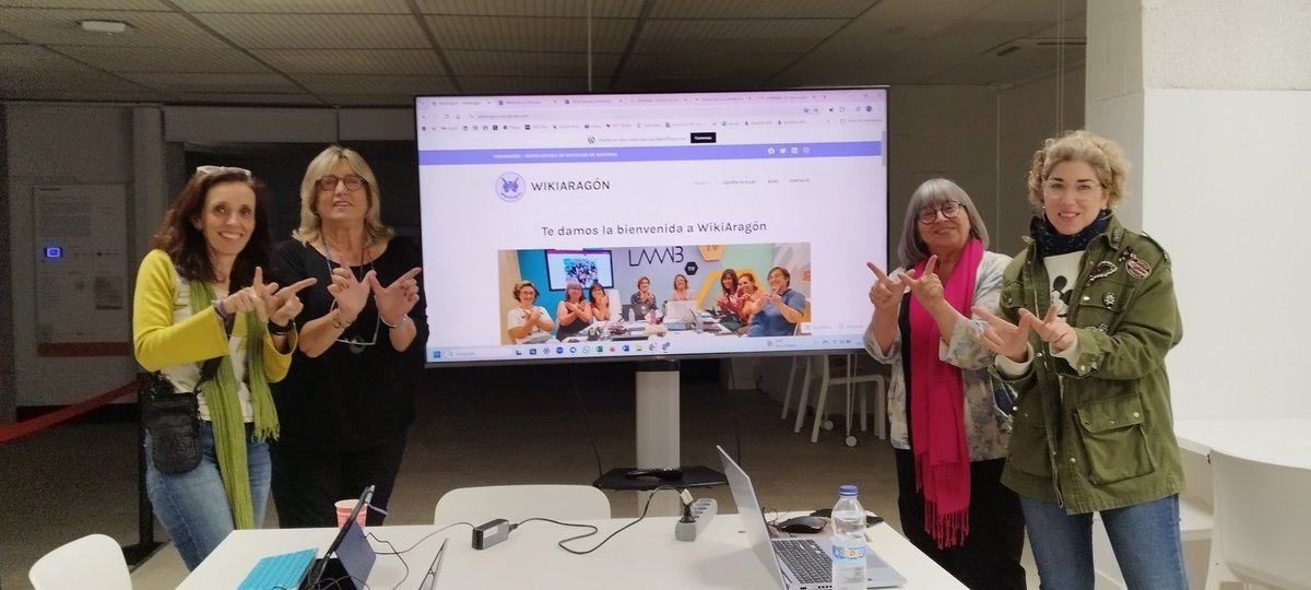 AnaMGilAguado's tweet photo. Ayer tuvimos las reunión mensual de @WikiAragon y si no salgo en la foto es porque la estaba haciendo (aunque salgo en la de la pantalla 😜)
#JuntasSomosMásVisibles #Wikipedia  #wikiesfera @Wikiesfera_org https://t.co/uVtUe2A95G