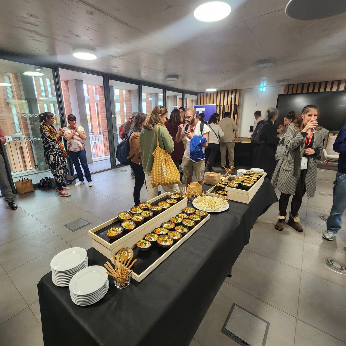 Un cocktail en fusion, entre artistes et scientifiques à #SFDP2024 🍸🔬🍹 🎨 

Cécilia Pélissier et Hélène Blanc nous font découvrir leurs oeuvres spécialement dessinées pour le colloque 🤩 

<a href="/iastoulouse/">IAST</a> <a href="/tseinfo/">TSE</a>