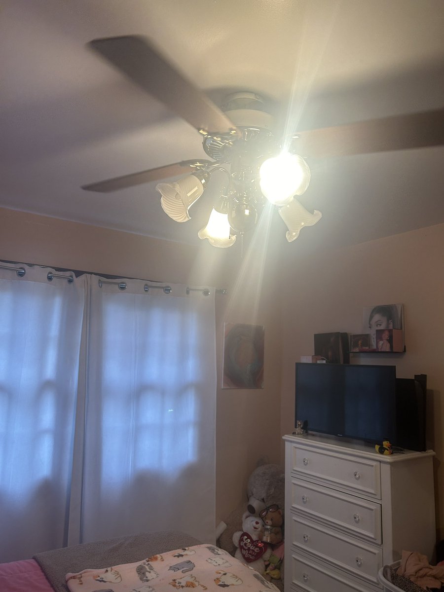 jordynceIeste's tweet image. using my ceiling light instead of a lamp or my LED lights. consider my frontal lobe #developed