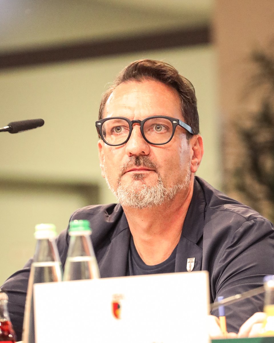 FCAugsburg's tweet photo. "Gleich drei Talente aus dem #FCA-Nachwuchs haben den Sprung zu den Profis geschafft. Das zeigt, dass in der Paul-Renz-Akademie in den letzten Jahren ganze Arbeit geleistet wurde und dass wir hier definitiv auf dem richtigen Weg sind!", so #FCA-Präsident Markus #Krapf.
#FCAMV https://t.co/yN1eKgoVEq