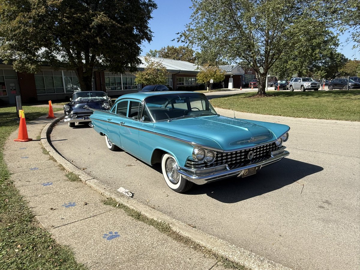 GreathouseLions's tweet image. Mr. Mattingly brought @ELeducation lesson ‘All the Way to Havana’ to life for our @JCPS_ESL students! To give them an authentic experience, he invited some classic cars to school, allowing students to see, learn, and ask questions up close. A hands-on lesson they won’t forget!