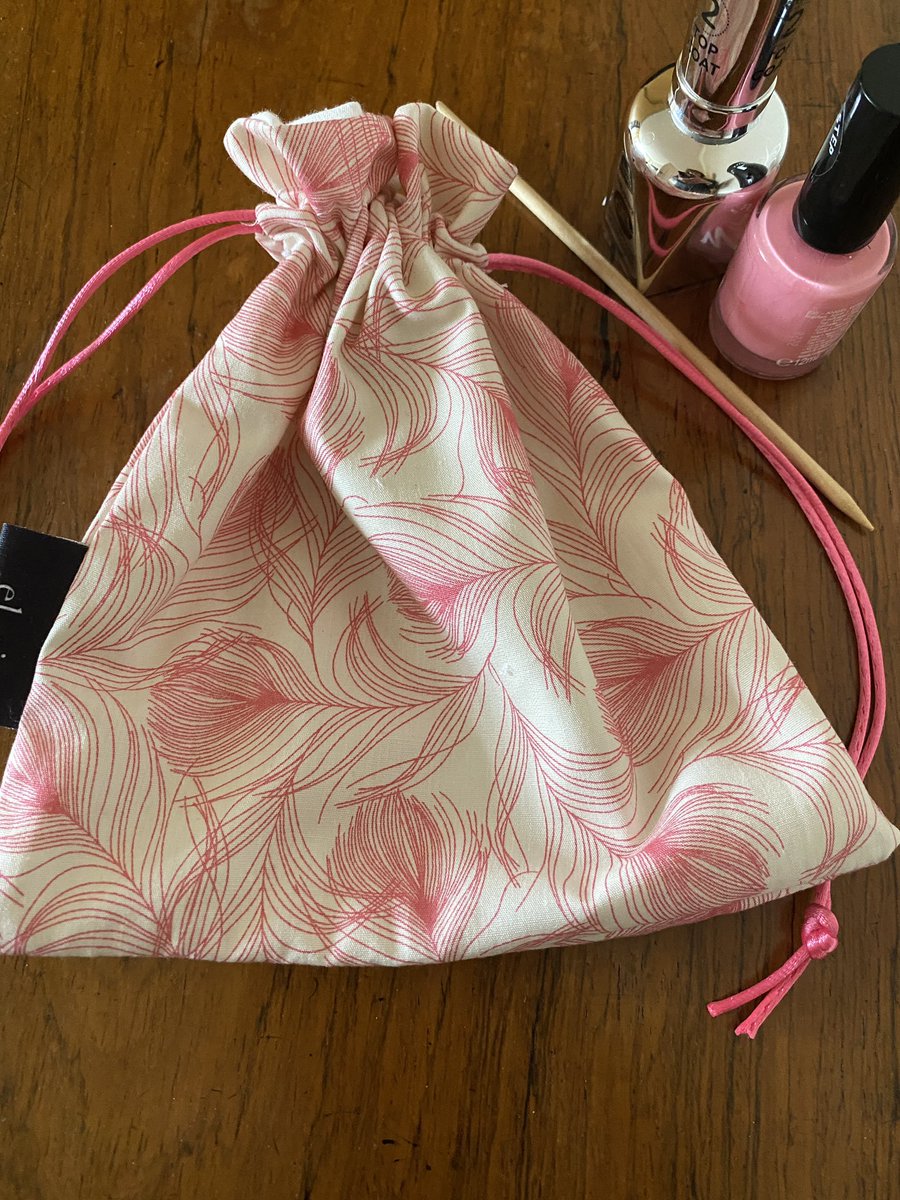 el_siseams's tweet image. #womeninbizhour beautiful drawstring bags perfect for all sorts of things. elsiartsandcrafts.etsy.com
#drawstringbags #shopetsygifts #SupportEachOther #shoplocal #handmadeuk #makeupbag #phonechargerbag