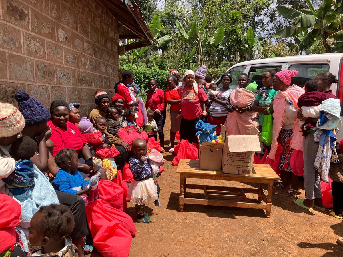 ElliePrimary1's tweet image. Blue Ellie has been delivering baby clothes, soap and maize to mothers, and maize, sugar and oil to the elderly. All were thrilled and very pleased to meet Blue Ellie. #WhereIsEllie #ReachingTheWorld #TeachSDGs