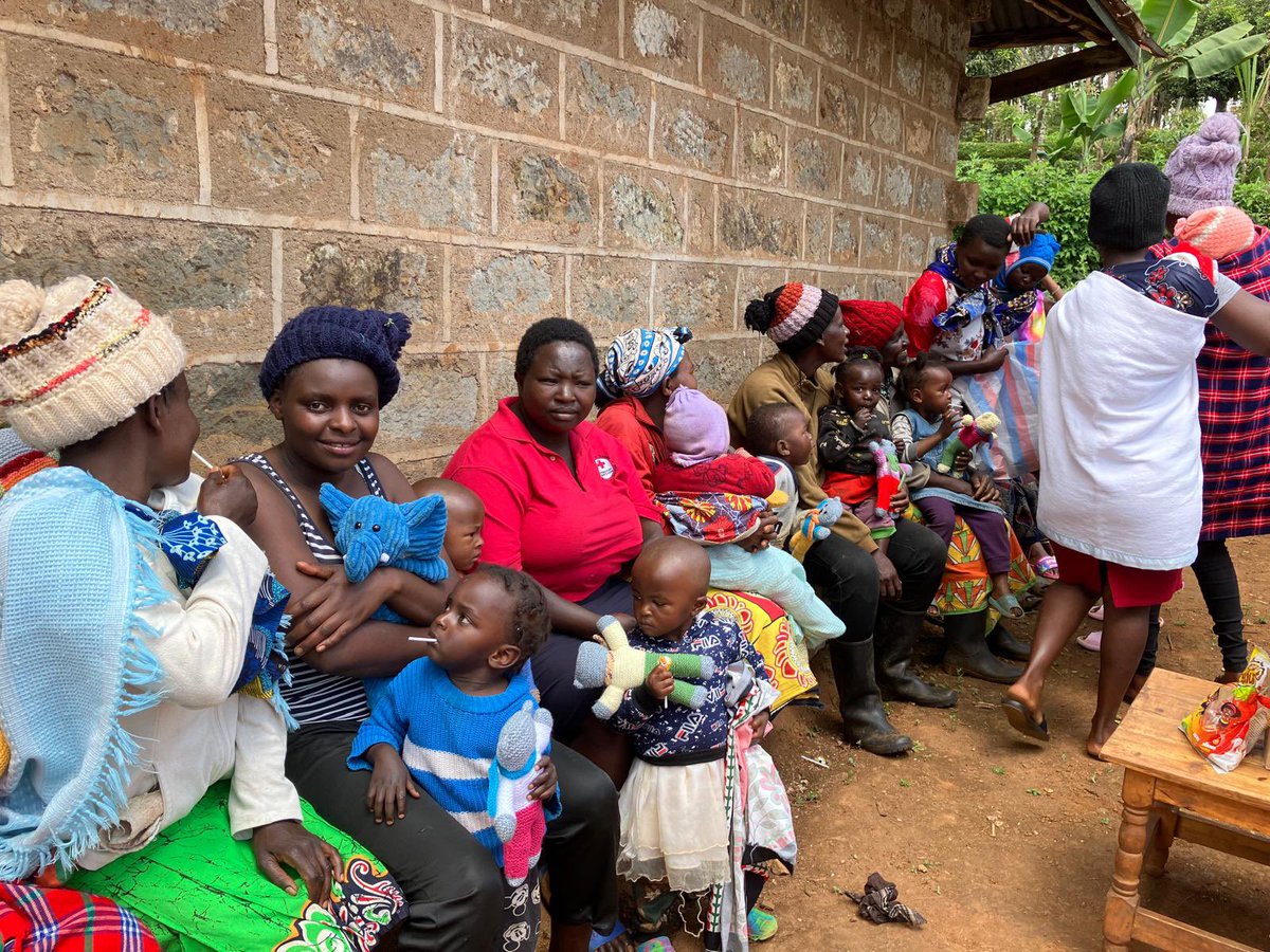 ElliePrimary1's tweet image. Blue Ellie has been delivering baby clothes, soap and maize to mothers, and maize, sugar and oil to the elderly. All were thrilled and very pleased to meet Blue Ellie. #WhereIsEllie #ReachingTheWorld #TeachSDGs