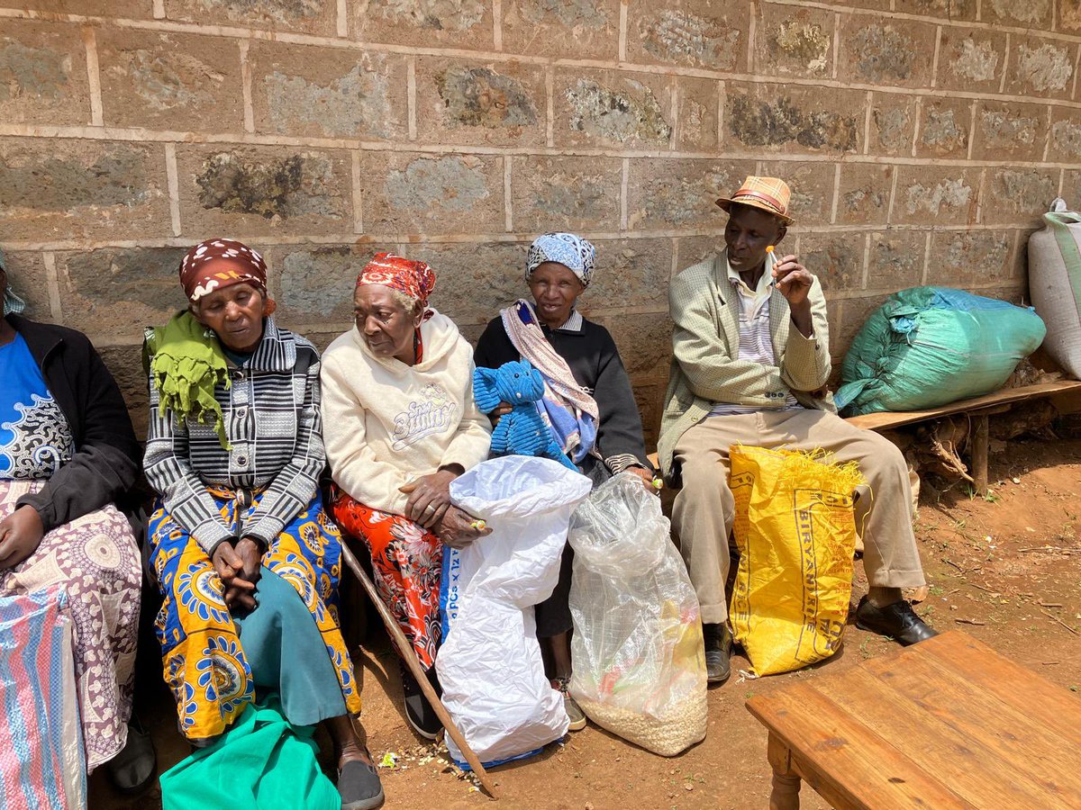 ElliePrimary1's tweet image. Blue Ellie has been delivering baby clothes, soap and maize to mothers, and maize, sugar and oil to the elderly. All were thrilled and very pleased to meet Blue Ellie. #WhereIsEllie #ReachingTheWorld #TeachSDGs