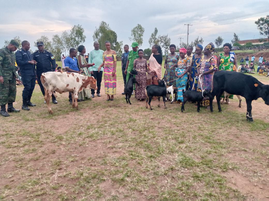 Uyu munsi mu Murenge wa Rukomo hizihijwe umunsi mpuzamahanga w,umugore wo mucyaro wizihirijwe mu kagari ka Gahurura  Insanganya matsiko igira iti "Ejoheza humugore hari mubiganza byacu" Ukaba witabiriwe n'abayobozi batandukanye horojwe abagore 2 inka n,abandi ba 5 borojwe ihene.