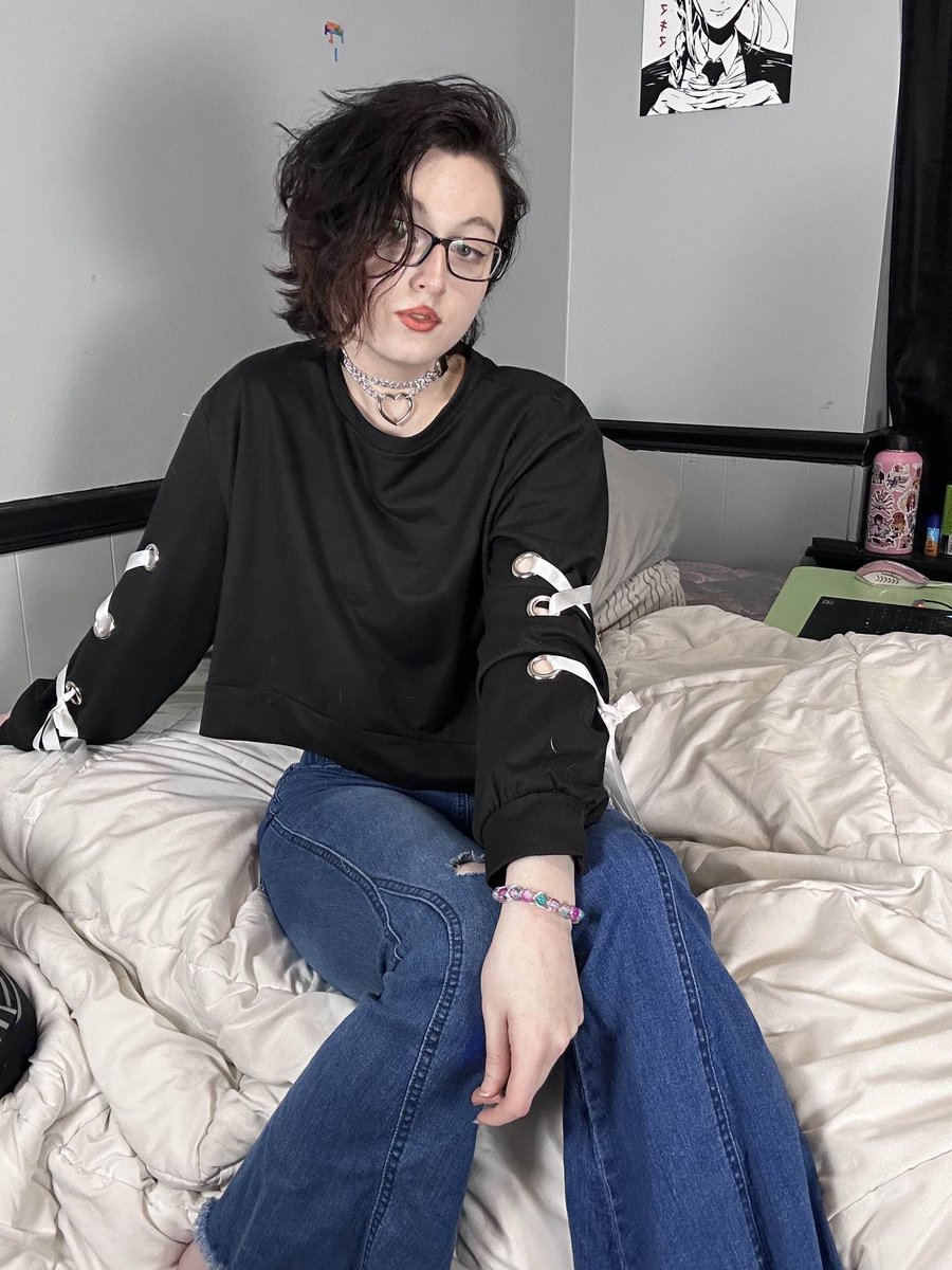Raven🏳️⚧️ (@raventheghost__) on Twitter photo hi twitter i'm wearing bell bottoms hi twitter i'm wearing bell bottoms