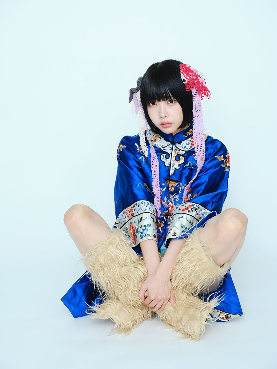 ano、チャイナ風衣装でスラリ美脚披露 「週刊少年サンデー」表紙登場