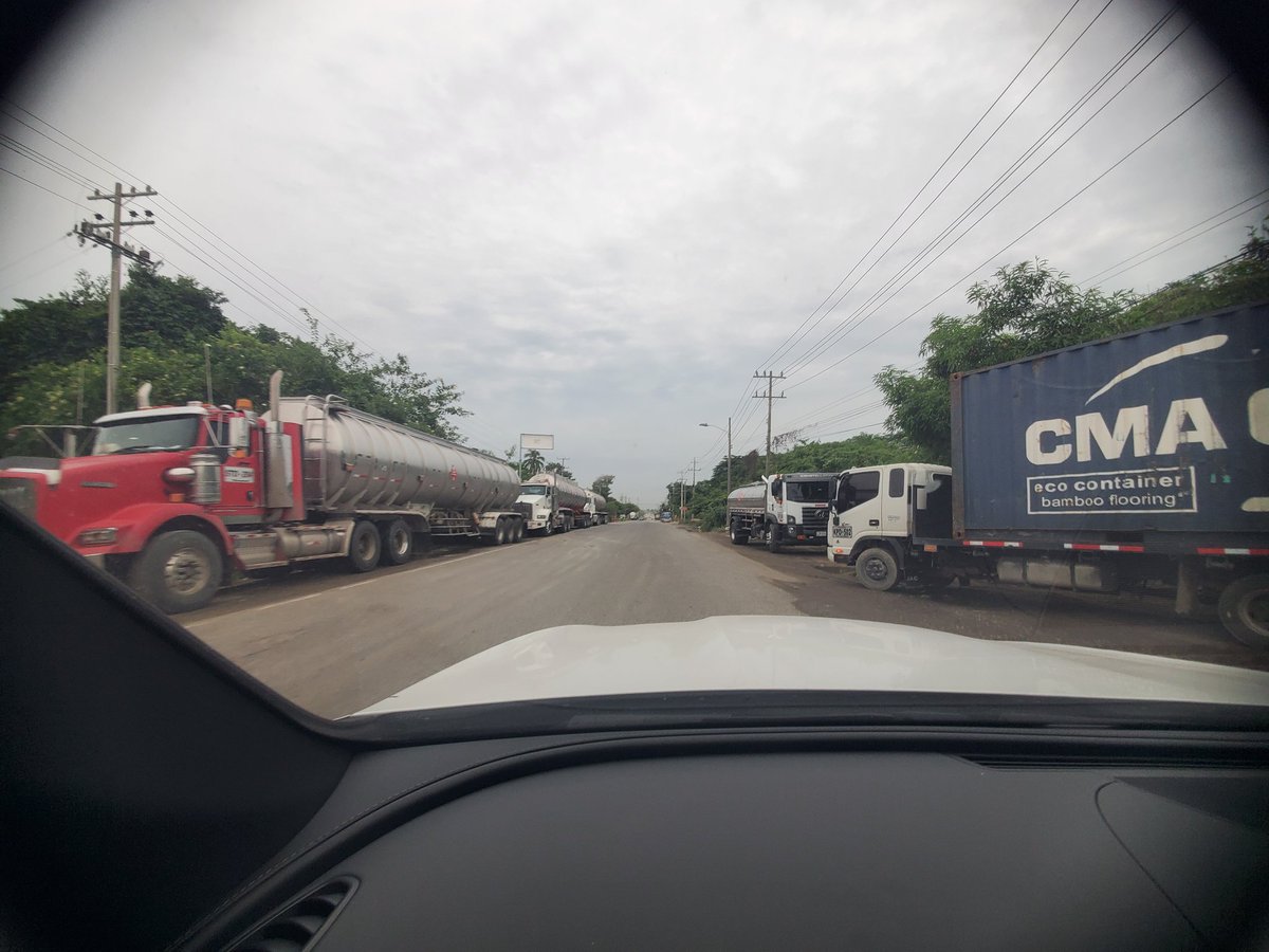 El corredor de carga en Mamonal se convirtió en parqueadero en algunas zonas. Recomiendo inspección y vigilancia de <a href="/DATT_Cgena/">DATT de Cartagena</a> <a href="/AlcaldiaCTG/">Alcaldía de Cartagena</a> <a href="/dumek_turbay/">Dumek Turbay Paz</a>