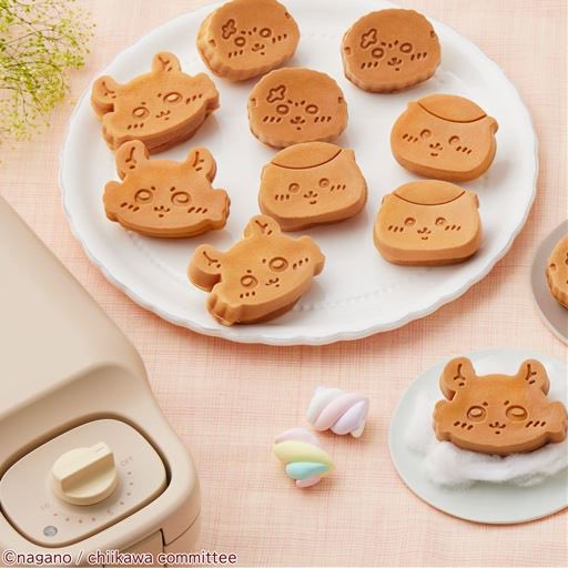 CECILE_HOME's tweet photo. #ちいかわ　好きさん必見‼️
人気のちいかわマルチサンドメーカー専用のミニケーキ用プレートが登場🥞♡
ちいかわの仲間たち「くりまんじゅう」「ラッコ」「モモンガ」がかわいすぎて食べるのもったいない…
これさえあればホームパーティーを盛り上げること間違いなし😻☝🏻
https://t.co/kDR4SR26xO https://t.co/FS8eaCFqmI