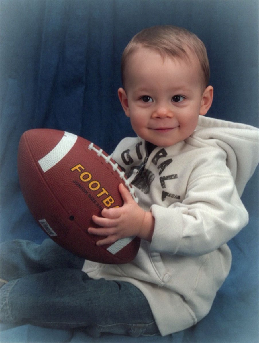 Gavin is the son of Justin &amp; Lynelle Wise
He has been playing FB for 5 yrs. He also participates in Track. His advice is “Enjoy the people around you”. His favorite memory of HS 🏈 is early mornings w/ the boys. After HS, he plans to attend ISU &amp; major in secondary education