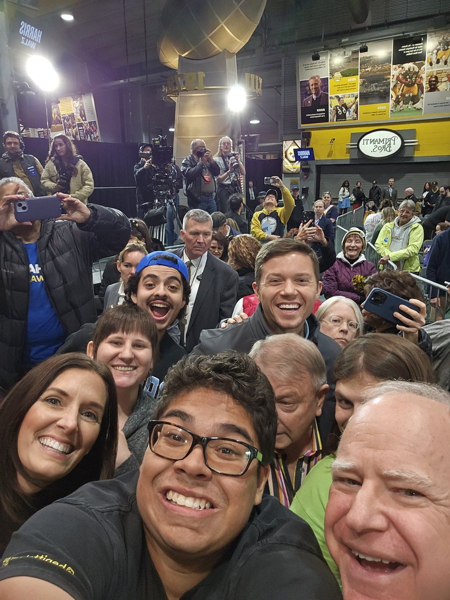 DerekHinPGH's tweet photo. GUYS I MET @Tim_Walz!!!!!!! https://t.co/qGUMaaOhMD