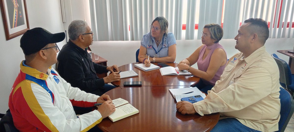 Uneginforma's tweet photo. Reunión interinstitucional entre #UNEG y #Bauxilum para establecer alianzas estratégicas para el desarrollo de proyectos enmarcados en la producción de materiales con materia prima nacional que puedan sustituir las importaciones. https://t.co/SDuvvO5ROQ