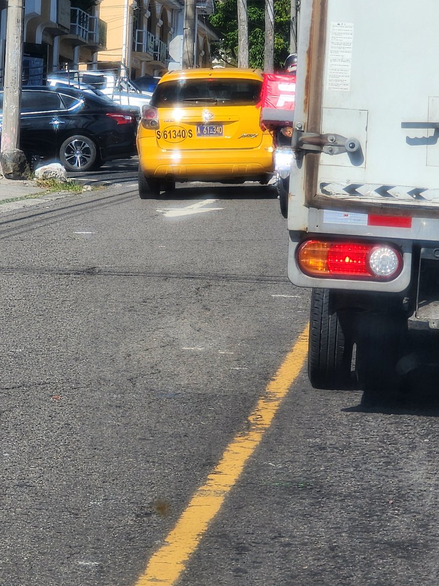 Joshueweb's tweet photo. Taxi pone en riesgo la vida de personas sobre la Tercera, conduciendo en sentido contrario. Visto hoy por la mañana a eso de las 09:00. Placas AB-61340 @VMTElSalvador @todomotorsv @PNCSV https://t.co/9KcEOK5bZI