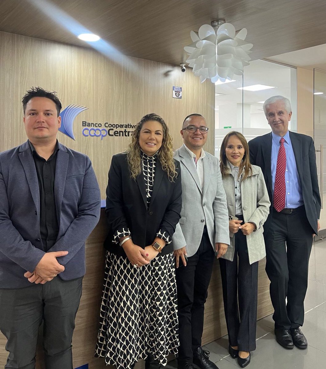 Findeter's tweet photo. #FindeterTuAliado Hoy, nuestra vicepresidente Comercial, @doraliliamartin, se reunió con el equipo comercial de @BcoCoopcentral . Este encuentro tuvo como objetivo principal fortalecer alianzas estratégicas y comerciales con este importante banco cooperativo integrador del sector solidario.